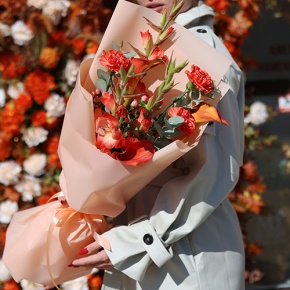 Букет "На закате дня" из гладиолусов, калл, гиперикума и диантусов в Долгопрудном