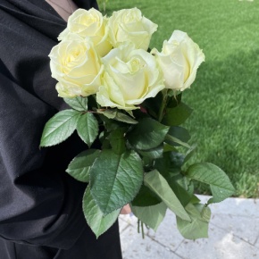 Букет из 5 белых роз (70 см) в Долгопрудном