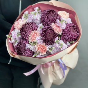 Букет "Софи" из хризантем Бигоуди, диантусов и ароматных маттиол в Долгопрудном