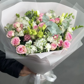 Букет "Особый случай " из ароматных маттиол, фрезий и кустовых роз в Долгопрудном