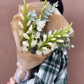 Букет из 5 белых гладиолусов и эвкалипта в Долгопрудном