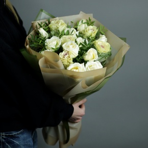 Букет "Дарли" из роз и брассики в Долгопрудном