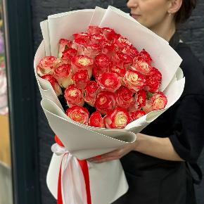 Букет " Клубничный коктейль" из 35 бело-красных роз в Долгопрудном