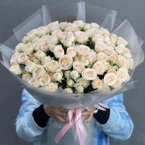 Букет из 35 кремовых кустовых роз (50 см) в Долгопрудном
