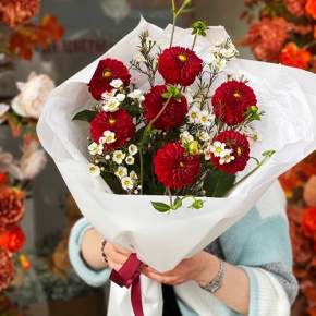 Букет "Марс" из георгин и хамелациума в Долгопрудном