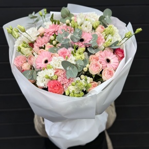 Букет "Ромео" из роз, эвкалипта, гербер, ароматных фрезий, озатамнуса, эустом и диантусов в Долгопрудном