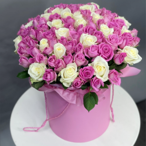 Композиция в шляпной коробке из 151 розы кения микс в Долгопрудном