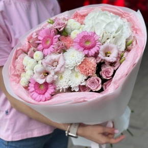 Букет "Розовые облака" из хризантемы, кустовых роз, диантусов, гортензии и эустом в Долгопрудном