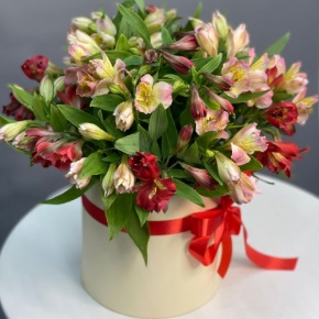Композиция в шляпной коробке из 21 альстромерии в Долгопрудном