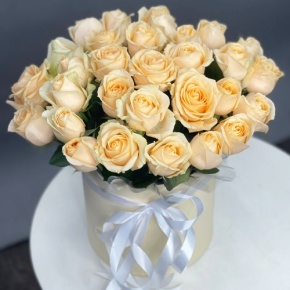 Композиция в шляпной коробке из 35 кремовых кенийских роз в Долгопрудном
