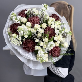 Букет "Шоколадный френч" из кустовых роз, хризантем Бигоуди, брунии, ароматных маттиол и сантини в Долгопрудном