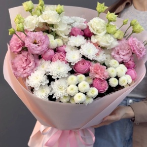 Букет "Задыхаюсь от нежности" из хризантемы, кустовых пионовидных роз, диантусов и эустом в Долгопрудном
