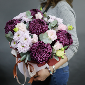 Композиция в шляпной коробке "Наденька" из хризантем Бигоуди, эустом и эвкалипта в Долгопрудном