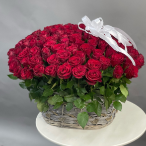 Композиция в корзине из 101 красной розы в Долгопрудном