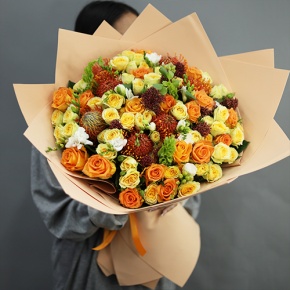 Букет "Осенние грёзы" из лейко, роз, фрезий, скиммии, молюцеллы и лейко в Долгопрудном