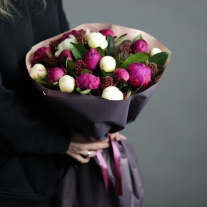 Букет из 17 пионов и скиммии в Долгопрудном