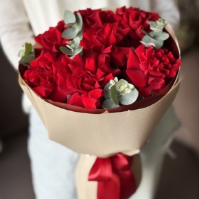 Букет "Красная пантера" из 7 роз Эквадор и эвкалипта в Долгопрудном