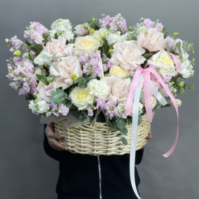 Композиция в корзине из роз Эквадор и ароматных маттиол в Долгопрудном
