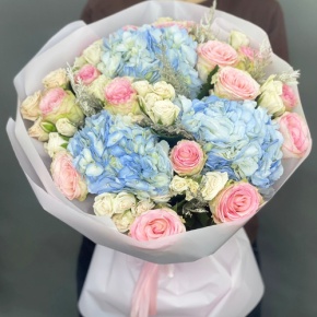 Букет "Легкий ветерок" из роз, конифера и гортензий в Долгопрудном