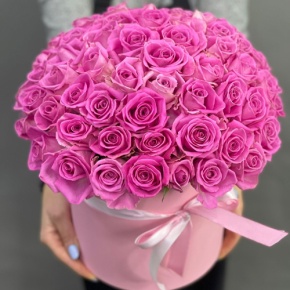 Композиция в шляпной коробке из 71 кенийской розы в Долгопрудном