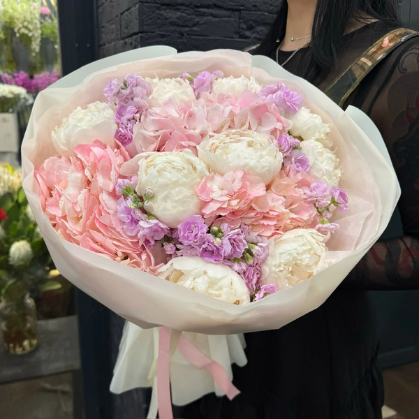 Букет "Мальвина" из пионов, гортензий и маттиол в Долгопрудном