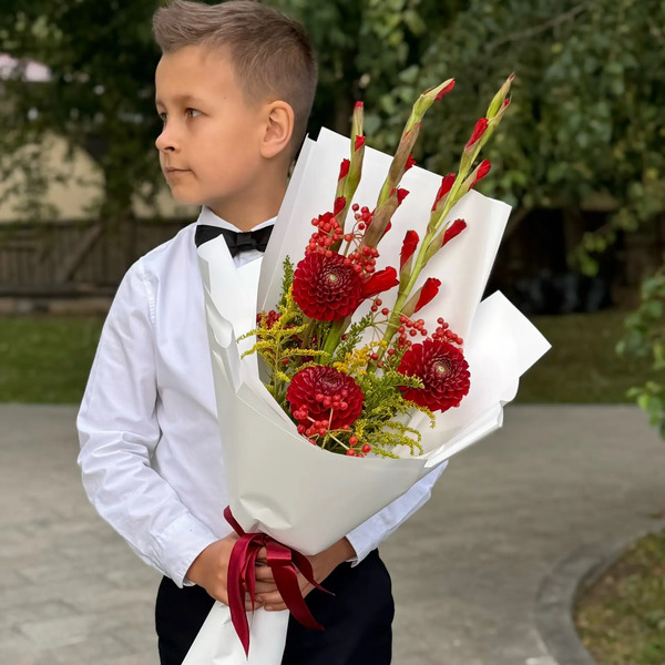 Букет на 1 сентября с красными гладиолусами, георгинами и калиной в Долгопрудном