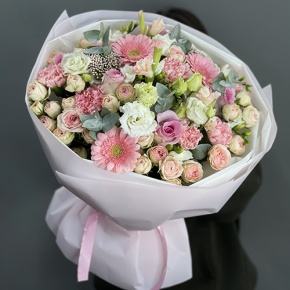 Букет "Я с тобой" из роз, эвкалипта, гербер, ароматных фрезий, озатамнуса, эустом и диантусов в Долгопрудном