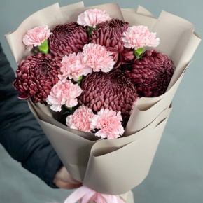 Букет из хризантем Бигоуди и розовых диантусов в Долгопрудном