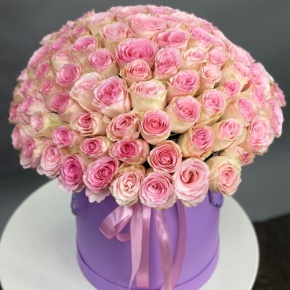 Композиция в шляпной коробке из 151 розы кения в Долгопрудном