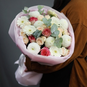 Букет "Пандора" из роз, эвкалипта, гербер и хризантем Момоко в Долгопрудном