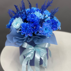 Композиция в шляпной коробке "Магия синего" из хризантем и конифера в Долгопрудном