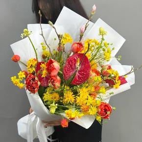 Букет с кустовыми ранункулюсами, антуриумом, тюльпанами и нарциссами в Долгопрудном