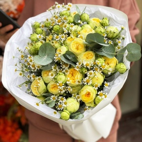 Букет "Иветта" из лимонных пионовидных кустовых роз и ромашек в Долгопрудном