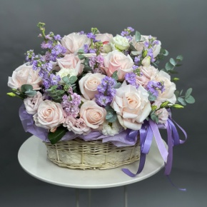 Композиция в корзине из французских роз и ароматных маттиол в Долгопрудном