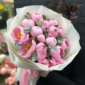 Букет из 15 лососевых пионов с эвкалиптом в Долгопрудном