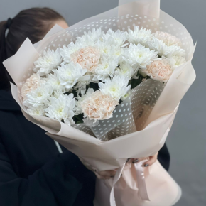 Букет из хризантем и диантусов пудра в Долгопрудном