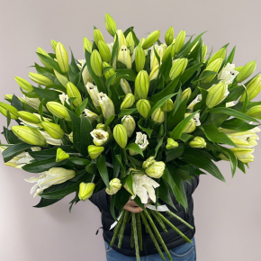 Объемный букет из 27 ароматных белых лилий в Долгопрудном