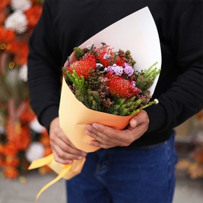 Букет "Капс" из лейко и экзотики в Долгопрудном