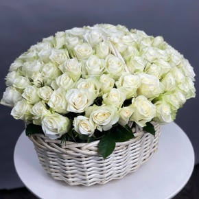 101 белая роза в корзине (40 см) в Долгопрудном