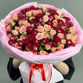 Букет "Рубиновый гранит" из 35 кустовых роз микс (50 см) в Долгопрудном