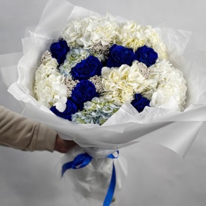 Букет "Моника" из белых гортензий, синих роз Эквадор и озатамнуса в Долгопрудном