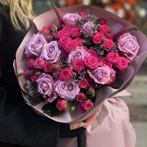 Букет "Малиновый вечер" из кустовых малиновых роз, вероники, лимониума и роз Меритим в Долгопрудном