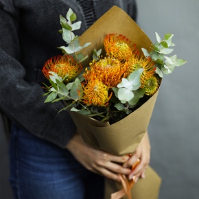 Букет "Гости из будущего" из 5 лейко и эвкалипта в Долгопрудном