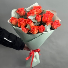 Букет из 15 морковных роз с эвкалиптом (50 см) в Долгопрудном
