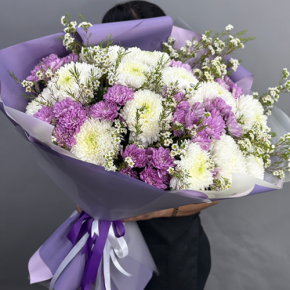 Букет "Лола" из хризантем Магнум, хамелациума и кустовых хризантем в Долгопрудном