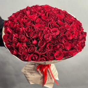 Букет 101 красная роза Кения в крафте (50 см) в Долгопрудном