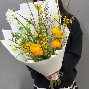 Весенний букет с желтыми ранункулюсами и цветущими ветками форзиции в Долгопрудном