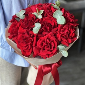 Букет "Красная пантера" из 13 роз Эквадор и эвкалипта в Долгопрудном