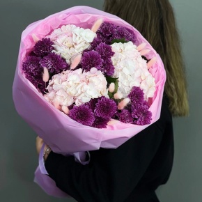 Букет "Фиалка" из гортензий и хризантем в Долгопрудном
