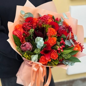 Букет "Красный закат" из калл, роз, калины, скиммии, гиперикума, сафари, гербер и капса в Долгопрудном